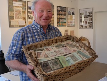 Mit Körben wurde das Geld in der Inflationszeit von 1919 bis 1923 von den Banken abgeholt und als Lohn ausgezahlt. Günter Gränitz hat dazu an einer Sonderschau in der Leukersdorfer Heimatstube mitgewirkt. 