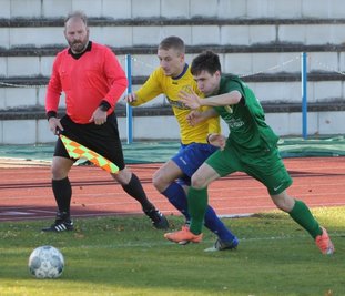 Fabian Peltsch (Mitte, verfolgt von Jonas Gruner) stellte mit seinem Treffer zum 2:0 zeitig die Weichen auf Reichenbacher Sieg. 