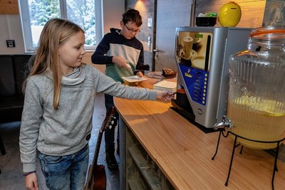 Nach ihrem Gitarrenunterricht haben sich die Geschwister Lilly (8) und Eric (12) Seifert Schokotorte und Kakao von der Cafeteria verdient.