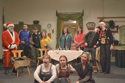 Die Theatergruppe Schöneck mit Theres Meinhardt, Ilona Hochmuth, Kerstin Weinper (vorn von links), Armin Bangert, Ronny Hochmuth, Marcel Rippert, Manuela Petermann, Claudia Bangert, Cordula Zeidler, Ralf Edler und Sandra Meinel Wulf (hinten von links).