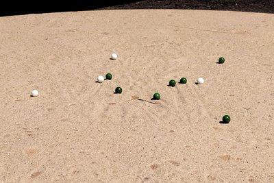 Nach vielen Runden, fehlt der Sand schon mal stellenweise und die Murmeln liegen verstreut auf der Holzplatte.