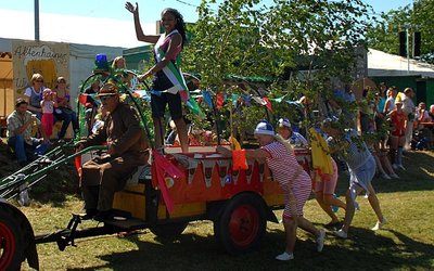 
              <p class="artikelinhalt">Zum Misskarren-Rennen beim Dorffest in Altenhain schoben die "Harrasnixen", das Team der Frauensportgruppe Altenhain, die frisch gekürte Miss, Priscilla Sterz aus München, über die Ziellinie. </p>
            