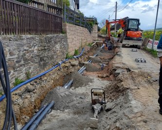 Derzeit rollen nur Baustellenfahrzeuge auf der Paul-Schneider-Straße in Pöhla. Zuerst werden neue Trinkwasserleitungen verlegt. 