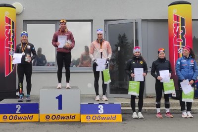 Saskia Nürnberger beim VSC Klingenthal (Dritte von rechts) wurde beim Distanzrennen in Oberhof Vierte.