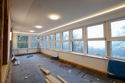 Entgegen den ursprünglichen Planungen bekommen die Fenster der Loggia nun auch einen Innenanstrich.