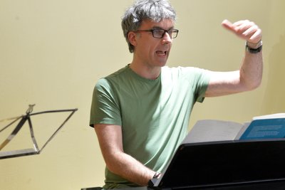 Bei der Probe im Tee-Ei Freiberg: Domkantor Albrecht Koch dirigiert, singt und spielt E-Piano.