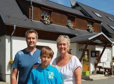 Familie Reuschel aus Johanngeorgenstadt vor ihrer Gaststätte, der "Sauschwemme".