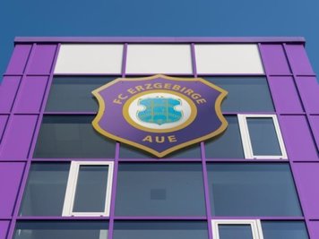 Beim Fußball-Zweitligisten FC Erzgebirge Aue befindet sich der gesamte Spielerkader samt dem Trainer- und Funktionsteam ab sofort in häuslicher Quarantäne.