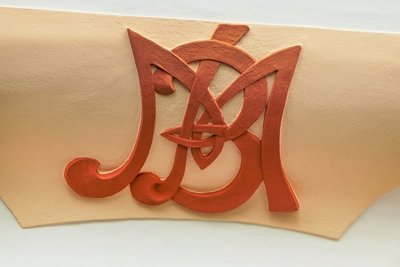 Die Initialen des Firmengründers Magnus Baumann zieren bis heute die Fassade des Firmensitzes.