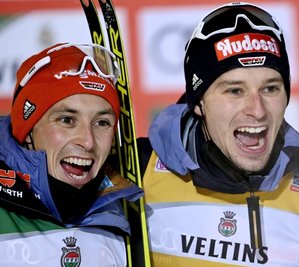 Jubeln die Kombinierer vom SSV Geyer auch in Peking? Terence Weber hat mit seinem ersten Weltcupsieg in Ruka gezeigt, dass er den Etablierten wie Eric Frenzel (l.) nicht mehr nur im Nacken sitzt. 