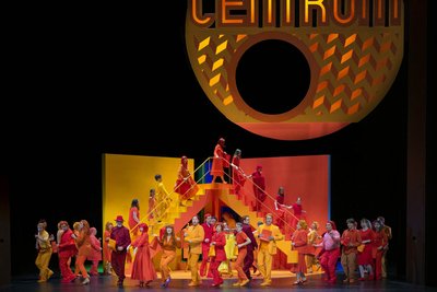 Der Opernchor steht gemeinsam mit dem Kinder- und Jugendchor auf der Bühne.