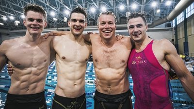 Für Malte Striegler (Zweiter von rechts) war der Sieg bei den World Games in der Flossenschwimmstaffel mit Justus Mörstedt (von links), Robert Golenia und Max Poschart krönender Karriereabschluss. 