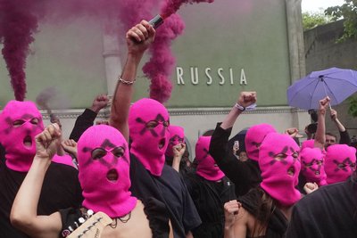 Mit farbigen Rauchbomben protestierte das russische Künstlerkollektiv Pussy Riot vor dem russischen Pavillon in Venedig.