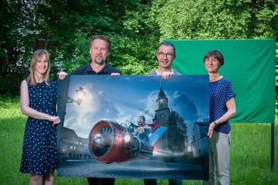 Macher-Quartett: Sabrina Leetz von der Stadtinformation, Thomas Kruse, Rolf Büttner und Erika Wünsch (von links) stecken hinter den Bildern der Freiluft-Fotoschau Perspektiva in Oederan.