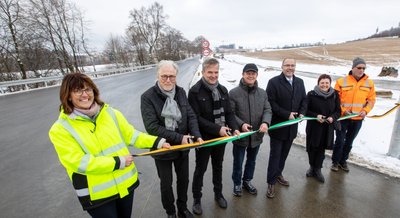 Die B 92 ist zwischen dem neu gebauten Abzweig und Oberlosa wieder frei. Offizielle und Beteiligte haben am Freitagvormittag das symbolische Band durchtrennt. Plauens OB Steffen Zenner (3. von rechts) und Baubürgermeisterin Kerstin Wolf (rechts daneben) wirkten mehr als erleichtert. 