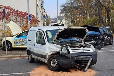 Drei Fahrzeuge wurden durch den Unfall beschädigt.