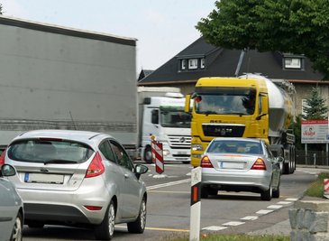 Ampeln regeln in Reitzenhain den Verkehr, die Fahrzeuge quälen sich durch den Ort. Nun sollen die maroden Stellen gebaut werden.