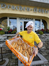 Nach der Reifung in der Drachenhöhle Syrau transportiert Bäckermeister Volker Wunderlich seine Weihnachtsstollen zur Weiterverarbeitung zurück in die Bäckerei.