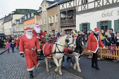 Die Weihnachtsmannparade war ein Höhepunkt der Hutzentage in Zwönitz. 