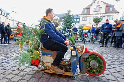 Etwa 100 Simson-Freunde, darunter Wilhelm Fischer mit seiner weihnachtlich geschmückten "Tiefflug-Schwalbe", trafen sich am Sonnabend zum ersten Zweitakt-Lichteln in Waldenburg. 