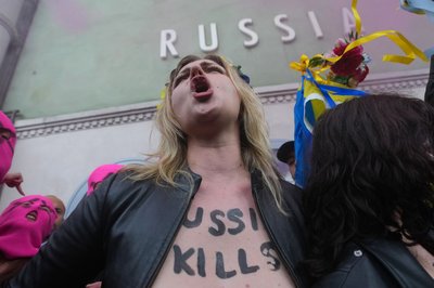 Wie oft so auch in Venedig machte die Gruppe Femen mit freiem Oberkörper Front gegen Russland. 