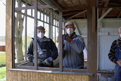 Klaus Steinert, Hans-Joachim Schütt und Frank Otto (von links) schleifen das Holz im Sanitärtrakt für den neuen Farbanstrich ab. 