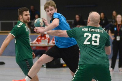 Rodewisch gab seine frühe Führung gegen Freiberg III nicht mehr her: Nick Schaarschmidt (in Blau) setzt zu einem Torwurf an.