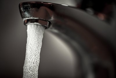 Für Trinkwasser ist der Grundpreis gestiegen. Beim Verbrauch können die Kunden jedoch wieder sparen.