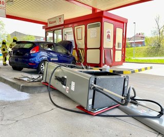 Die ältere Fahrerin fuhr mit Karacho eine Tanksäule um und raste dann frontal in das Kassenhäuschen der Kaufland-Tankstelle. 