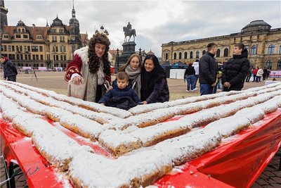 In Dresden wurde ein Weltrekord-Stollen zugunsten eines kranken Kindes verkauft.