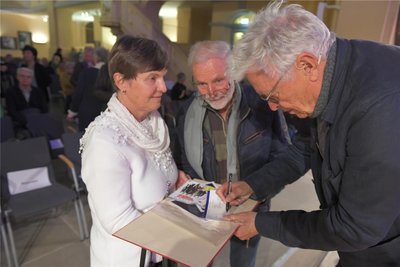 Henry Hübchen gibt Romy Effenberger aus Zettlitz und Hartmut Bojack aus Freiberg. Autogramme.