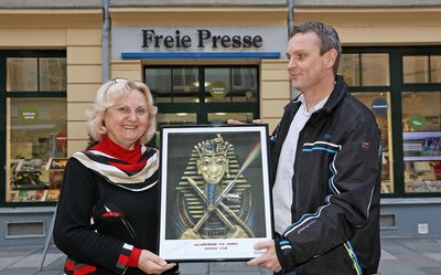Gabriele Hertel (l.) erhält den "Pokal" aus den Händen von Sven Frommhold.