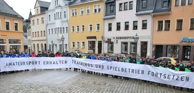 In einigen sächsischen Städten haben Sportler ein Zeichen gesetzt - unter anderem in Schwarzenberg. Unter dem Motto "Amateursport ist kein privates Treffen" kämpfen Fußballvereine aus der Region um die Fortsetzung des Spiel- und Trainingsbetriebs. 