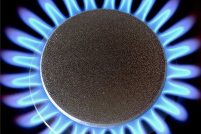 Eine offene Gasflamme brennt auf einem Gasherd. Die Erdgaspreise erleben derzeit einen Höhenflug. Verbraucher werden tiefer in die Tasche greifen müssen. 