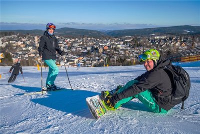  Zu den Ersten, die das schöne Winterwetter am Freitag nutzten, gehörten Linda Martin-König (24/links) und Lutz König (30) aus Auerbach im Vogtland