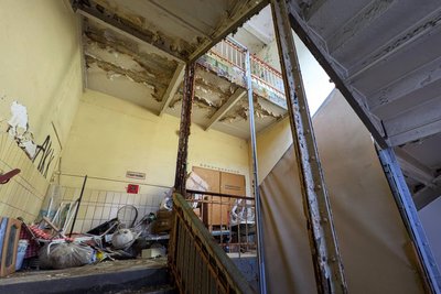 Im Treppenhaus blättert die Farbe.