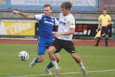 Raphael Börner (links) vom VfB Empor Glauchau kommt in dieser Szene gegen seinen Freitaler Gegenspieler einen Tick zu spät.