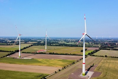 Im September 2021 ging der von eab realisierte Windpark im niedersächsischen Swatte Poele in Betrieb. Die vier Anlagen können laut Unternehmen etwa 15.000 Haushalte mit Strom versorgen. 