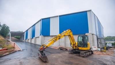 Fast fertig ist die neue Lagerhalle im Bereich des Becher-Gutes in Aue. Die Nickelhütte Aue würde sich gern noch mehr erweitern, was laut Geschäftsführer an langwierigen Genehmigungsverfahren scheitert.