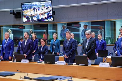 Zu Beginn ihres Sondertreffens in Brüssel gedachten die Energieminister der EU-Staaten, darunter Robert Habeck (Mitte), der verstorbenen britischen Queen. 