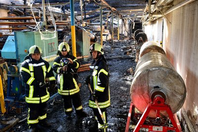 Die Feuerwehr Frankenberg suchte damals mit der Wärmebildkamera nach Glutnestern in den Werkhallen.