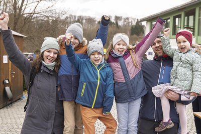 Zu den Besuchern des Wiesenbader Frühlingsmarkts gehörte auch Familie Helbig aus Drebach. Im Bild: Mutter Peggy, Kurt (10), Michel (7), Emma (8), Vater Kristian und Lene (4).