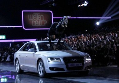 Der bei einem Unfall in der Familienshow "Wetten, dass..?" schwer verletzte Wettkandidat Samuel Koch bleibt womöglich gelähmt.