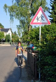 Entlang der Auerswalder Hauptstraße müsste Benedikt Döll täglich 2,5 Kilometer laufen, um den Bus zum Frankenberger Gymnasium zu erreichen. Viel zu gefährlich, ohne Fußweg - findet die Mutter und legte Widerspruch ein. Der brachte jetzt Erfolg. Ab Montag fährt eine zweite Linie, in die der Zwölfjährige umsteigen kann.