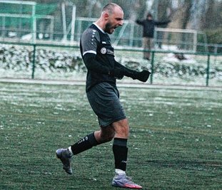 Carlos Ebenhöch glich im Heimspiel gegen Germania Chemnitz zweimal einen Rückstand für die Oelsnitzer wieder aus.