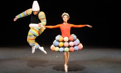 Das Bayerische Juniorballett München tanzt Oskar Schlemmers "Triadisches Ballett" in den vom Bauhaus-Meister entworfenen Kostümen. 