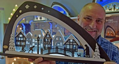 Günter Gläser, Geschäftsführer der Deutschkatharinenberger Firma Weigla, mit einem von der Firma entwickelten, modernen Lichterbogen.