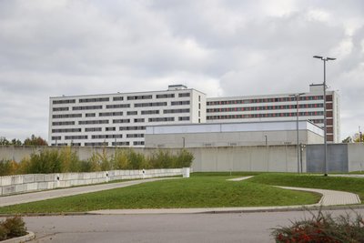 In einem Pausenraum hinter diesen Mauern des Frauengefängnisses an der Thalheimer Straße wurde die 41-Jährige mit heißem Wasser verletzt.