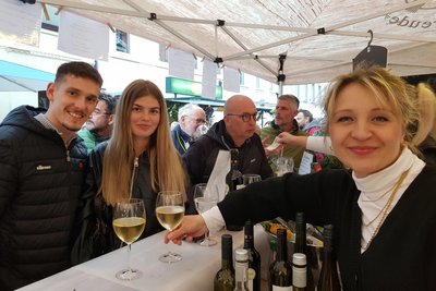 Andrea Jahnsmüller (rechts) und ihre Mitstreiter konnten den Ansturm kaum bewältigen.