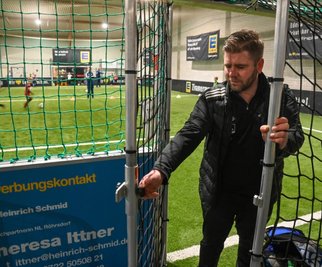 Thomas Wels in der Fußballhalle in Röhrsdorf. Seit dem vergangenen Jahr leitet er nicht nur die Eastside Fußballcamps in Chemnitz und Umgebung, er ist auch Geschäftsführer der Halle. 